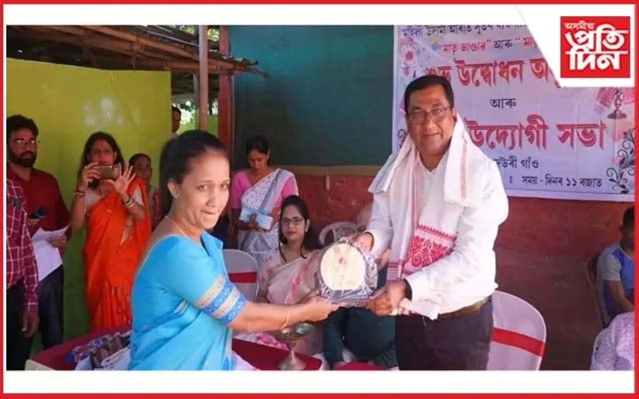 উদ্যমী মহিলা আৰতি সুতৰ ৩খনকৈ ব্যৱসায়িক প্ৰতিষ্ঠান উদ্বোধন বিধায়ক ৰূপক শৰ্মাৰ