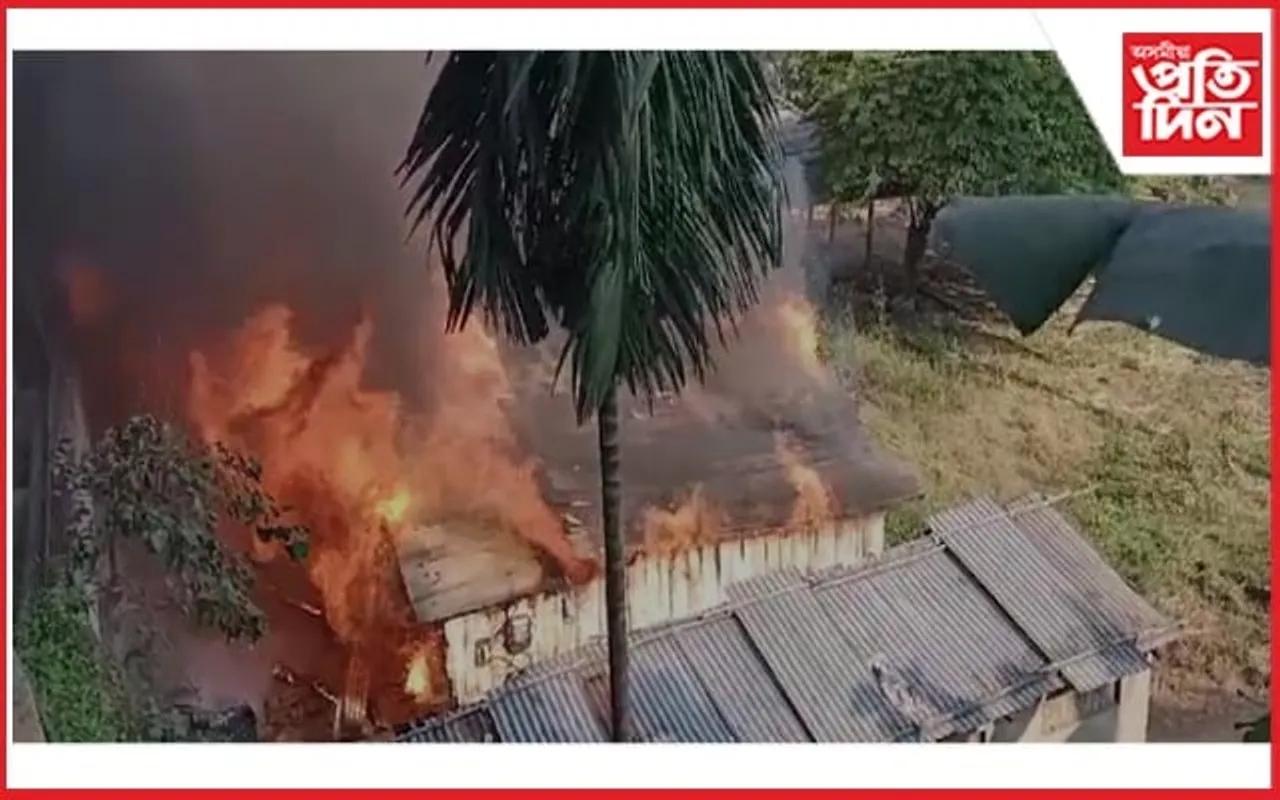 যোৰাবাটত বিধ্বংসী অগ্নিকাণ্ড :  ভস্মীভূত ৫টাকৈ বাসগৃহ