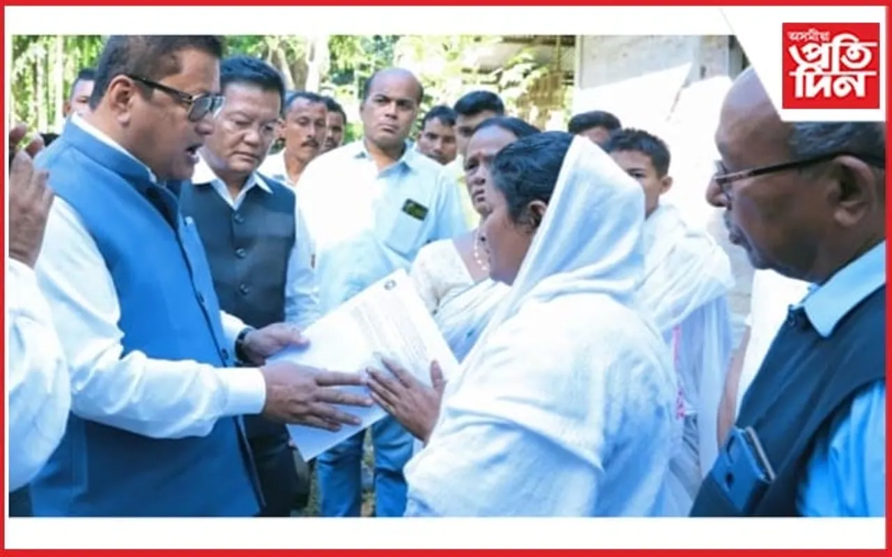 ঘিলামৰাৰ দুই মৃত শ্ৰমিকৰ ঘৰত উপস্থিত হৈ মন্ত্ৰী ৰনোজ পেগুৰ আৰ্থিক সাহায্য প্ৰদান
