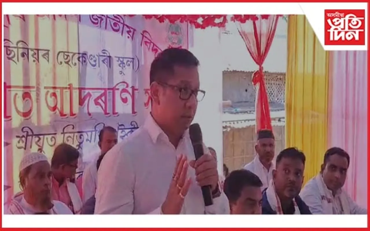 নুৰুণ নেহাৰ আদৰ্শ জাতীয় বিদ্যালয়ৰ সভাত জ্যেষ্ঠ সাংবাদিক নিতুমণি শইকীয়া