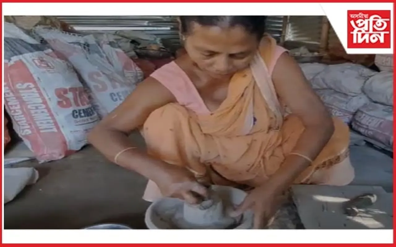 সমাগত দীপাৱলি : ৭০উৰ্ধৰ মহিলাই ঘৰতে তৈয়াৰ কৰিছে ১লাখ মাটিৰ চাকি