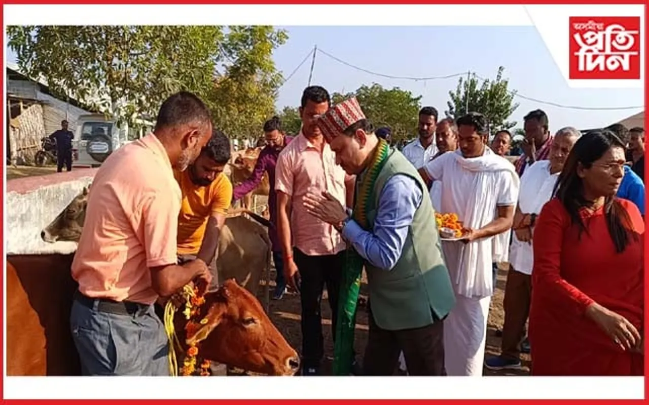 মূলসুঁতিলৈ ঘূৰি অহা ২টাকৈ সশস্ত্ৰ সংগঠনৰ সদস্যক গাইগৰু আৰু চিলাই মেচিন বিতৰণ