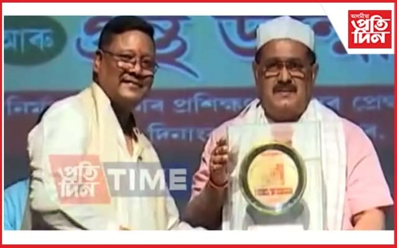 'তাঁতীকুছি'ৰ সপ্তম বাৰ্ষিক প্ৰতিষ্ঠা দিৱসত  'সাদিন-প্ৰতিদিন'গোষ্ঠীৰ অধ্যক্ষ জয়ন্ত বৰুৱাক বিশেষ সম্বৰ্ধনা