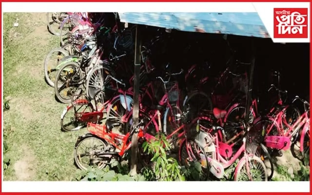 চৰকাৰী আঁচনিৰ চাইকেল বেচৰকাৰী বিদ্যালয়ৰ ছাত্ৰ-ছাত্ৰীক বিক্ৰী প্ৰধান শিক্ষকৰ