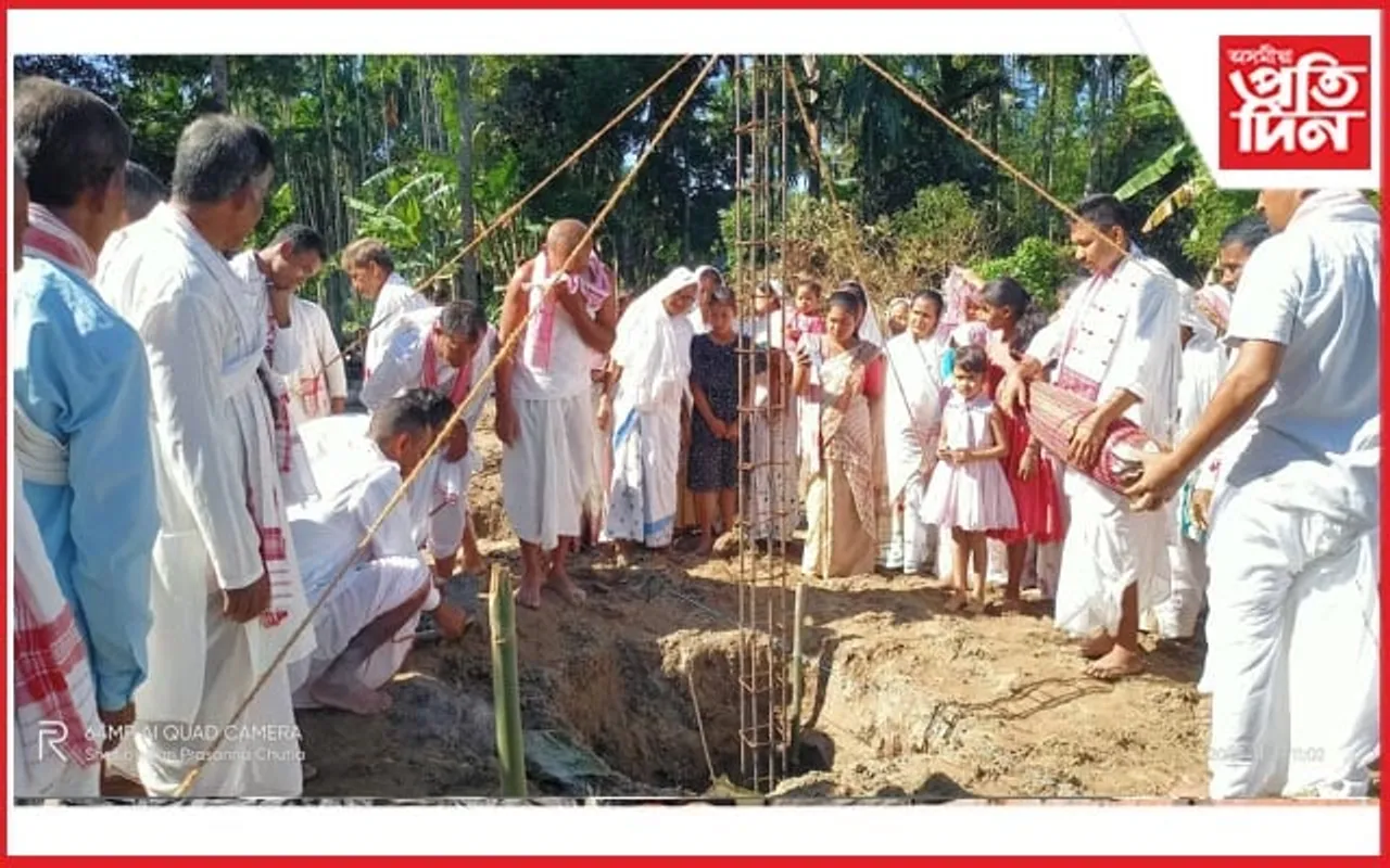 ঢকুৱাখনাত ভকত বৈষ্ণবৰ অন্য ৰূপ, ধৰ্মৰ লগতে কৰ্মত নামিল আই বাপ সমস্ত