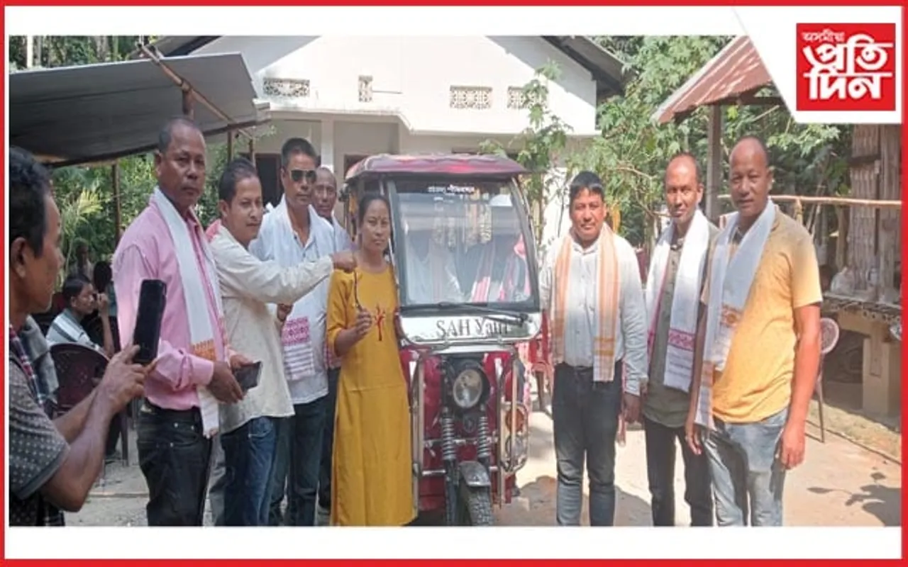 ঠেঙ্গাল কছাৰী জনগোষ্ঠীৰ মহিলা আৰু নিবনুৱা যুৱক-যুৱতীৰ মাজত মেচিন আৰু ই-ৰিক্সা বিতৰণ