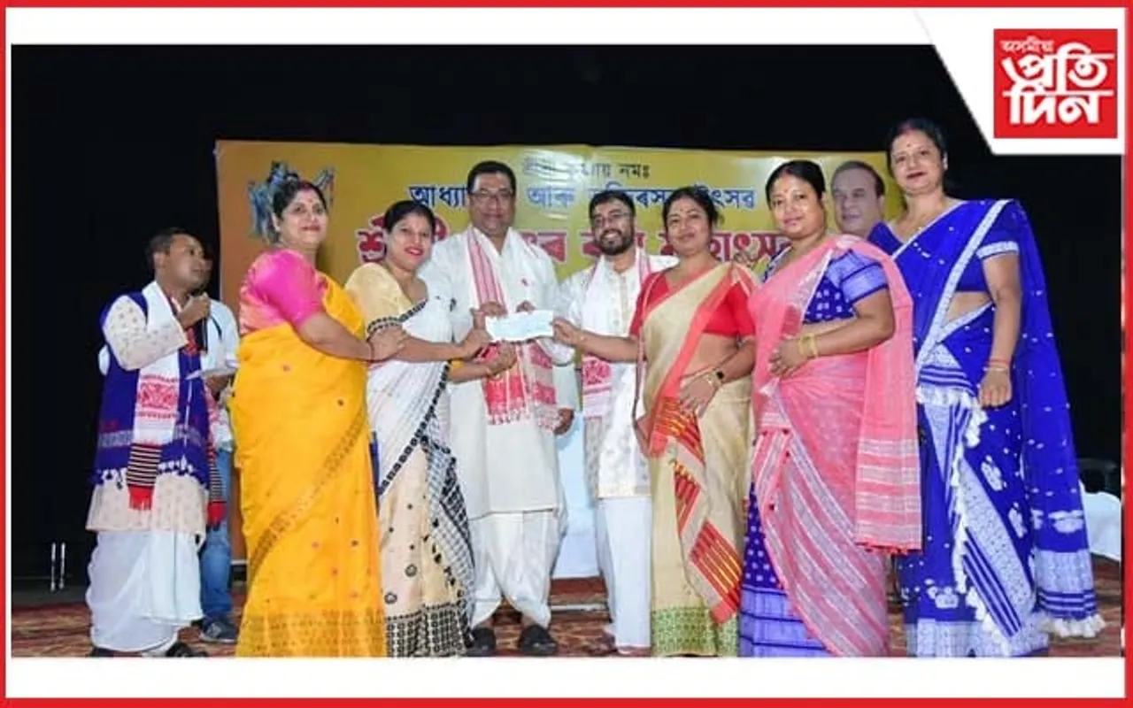 নগাঁৱৰ ১৯০ খন ৰাস সমিতিক চৰকাৰৰ আৰ্থিক অৰিহণাৰ চেক বিতৰণ