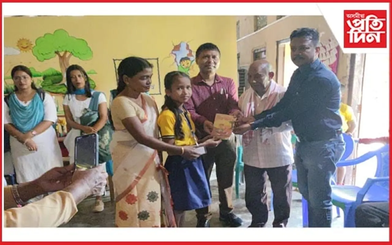 বেবেজিয়াত কণ কণ ছাত্ৰ-ছাত্ৰীৰ মাজত ‘সাধু’ কিতাপ বিতৰণ
