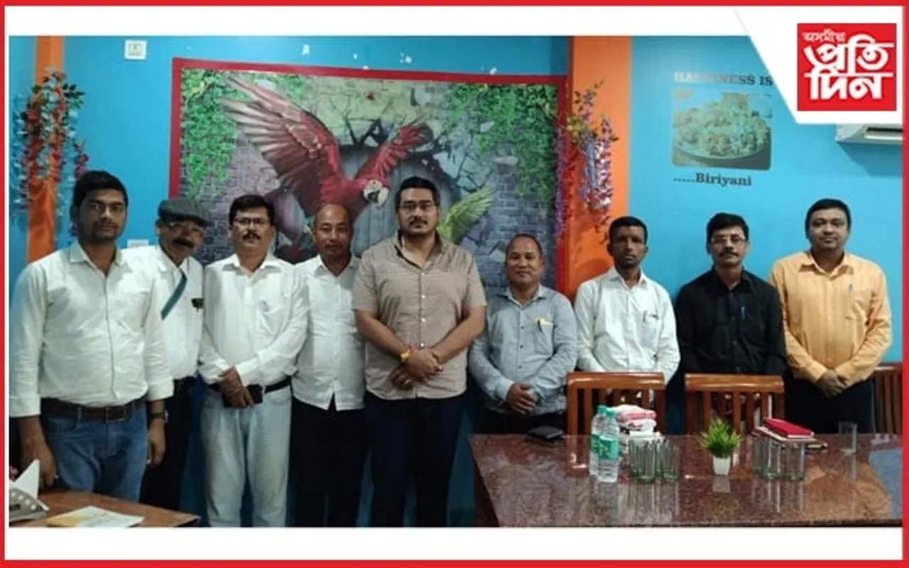 'অসমীয়া প্ৰতিদিন'ৰ লখিমপুৰ সংস্কৰণৰ কাৰ্যালয় পৰিদৰ্শন সঞ্চালক ঋষি বৰুৱাৰ...