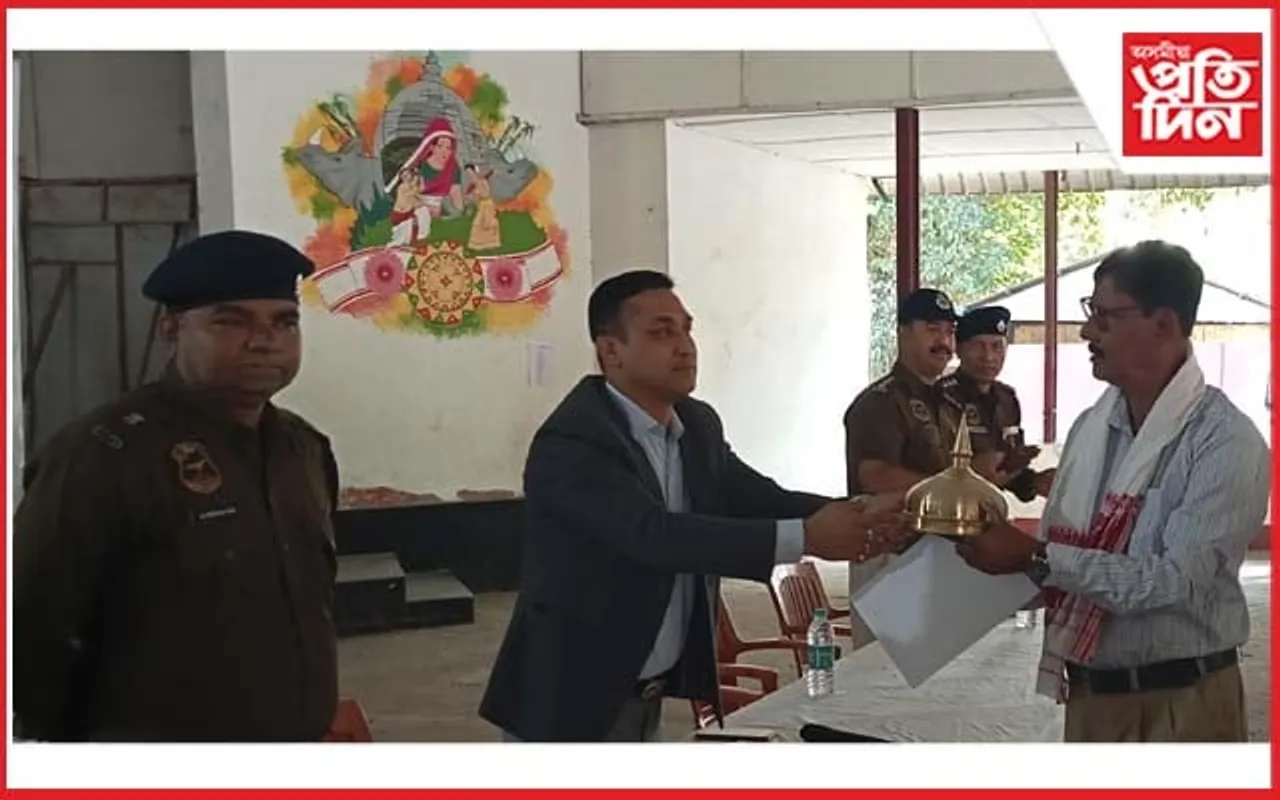 হেড কনিষ্টবল কুশৰাম শইকীয়াক নগাঁও জিলা আৰক্ষী অধীক্ষকৰ কাৰ্যালয়ৰ তৰফৰ পৰা বিদায় সম্বৰ্ধনা