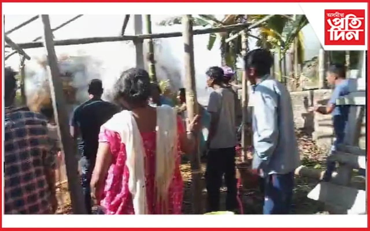 জামুগুৰিহাটত দুৰ্বৃত্তই খেৰৰ মেজিত লগালে জুইঃ জ্বলি শেষ হ'ল ১২ ট্ৰেক্টৰ খেৰ...
