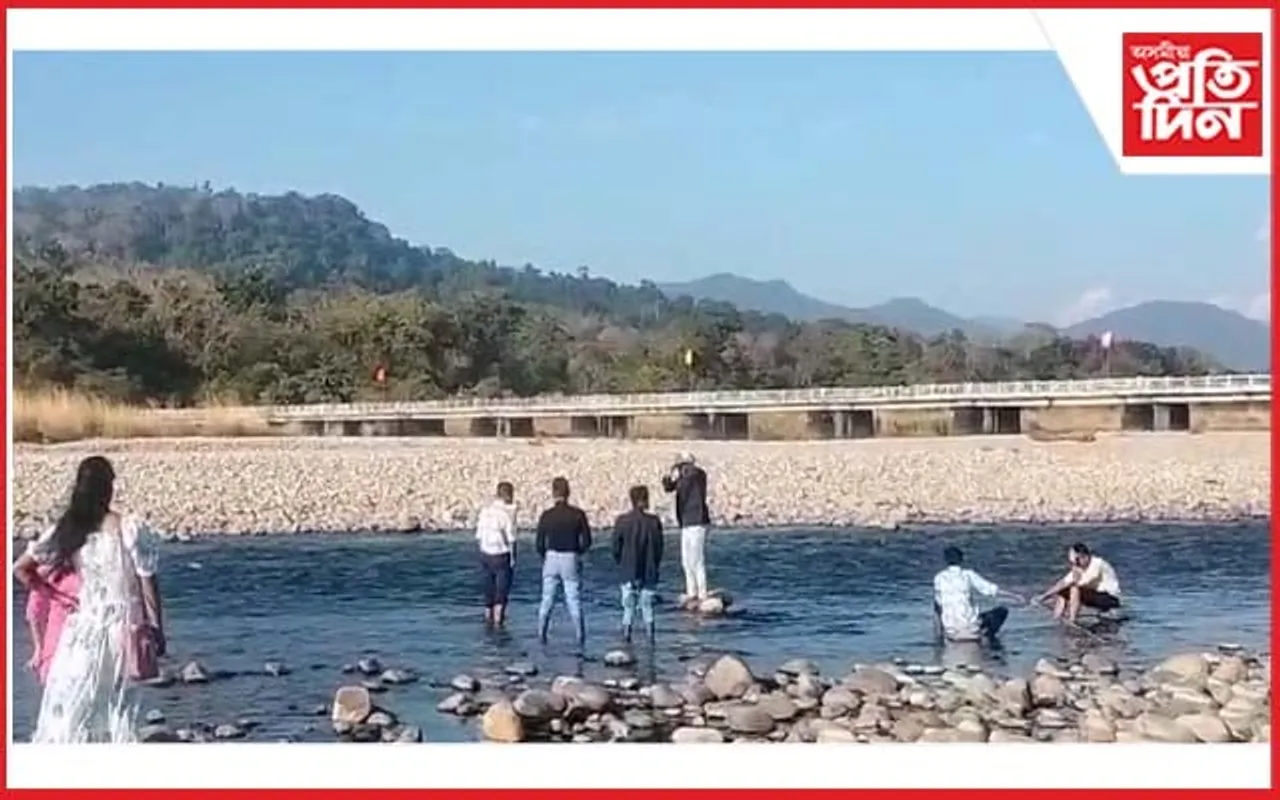 বৰদিকৰাই নদীৰ পাৰত হেজাৰ-হেজাৰ বনভোজপ্ৰেমীৰ ভিৰ
