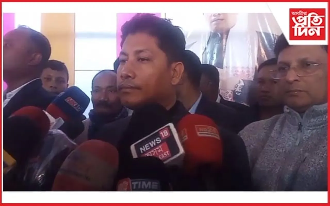জাগীৰোডত নতুনকৈ ১৩৭০২ টা পৰিয়ালক ৰেচন কাৰ্ড বিতৰণ মন্ত্ৰী পীযুষ হাজৰীকাৰ
