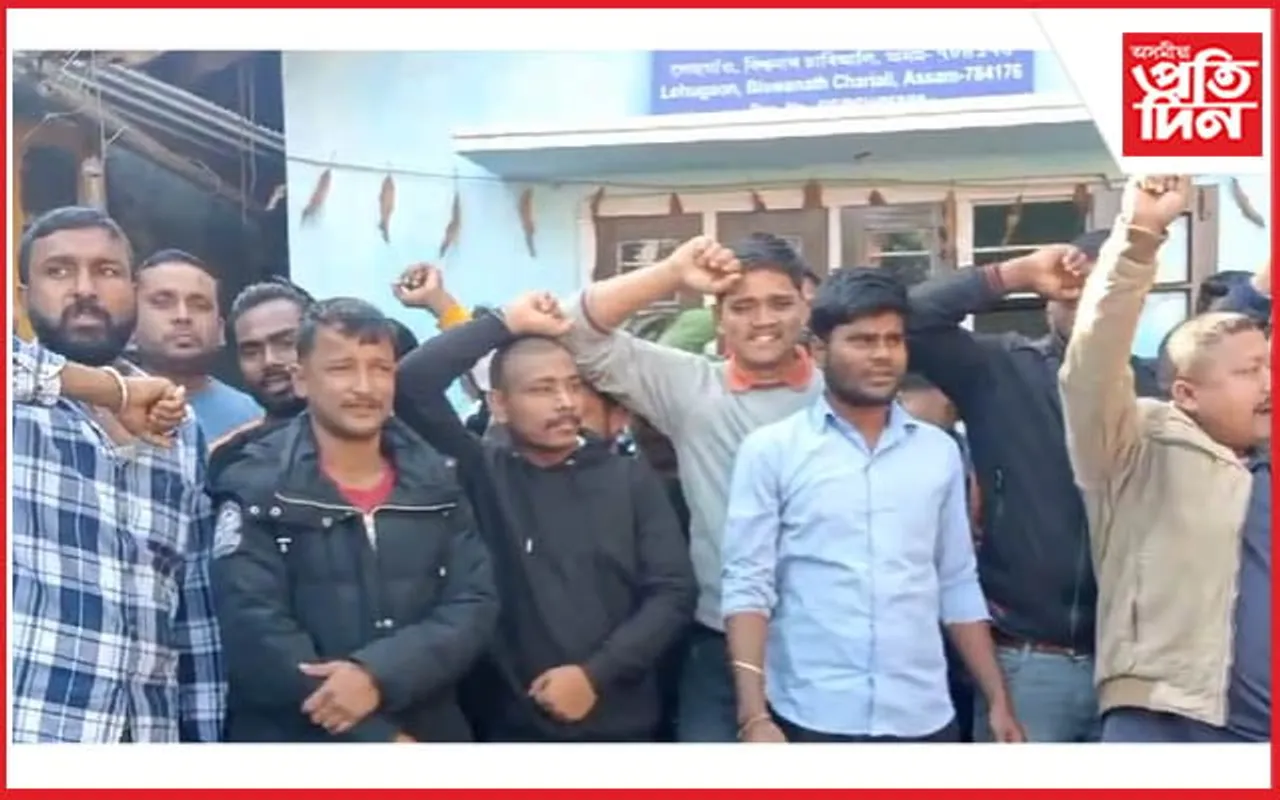 নতুন পৰিবহন আইনৰ বিৰুদ্ধে বিশ্বনাথ জিলা ট্ৰাক চালক সন্থাৰ প্ৰতিবাদ...