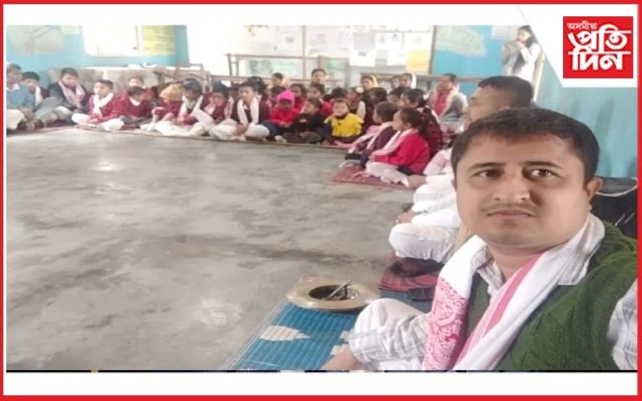অভিনয় শিক্ষা গ্ৰহনত ব্যস্ত ঢকুৱাখনাৰ এজাক বিদ্যাৰ্থী
