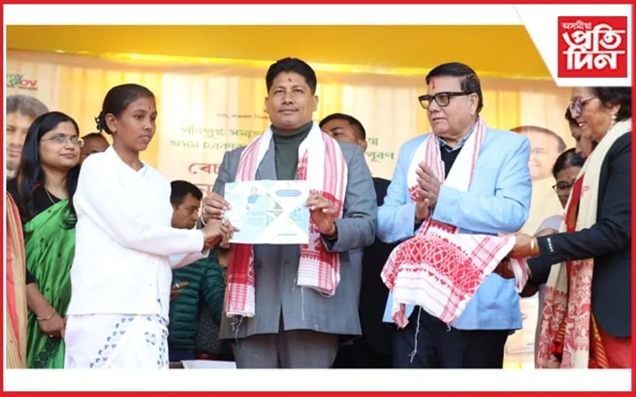 গহপুৰ, বিহালীত ৰেচন কাৰ্ড বিতৰণ মন্ত্ৰী পীযুষ হাজৰীকাৰঃ প্ৰায় ২০ কোটিৰ বান্ধ নিৰ্মাণৰো আধাৰশিলা স্থাপন...