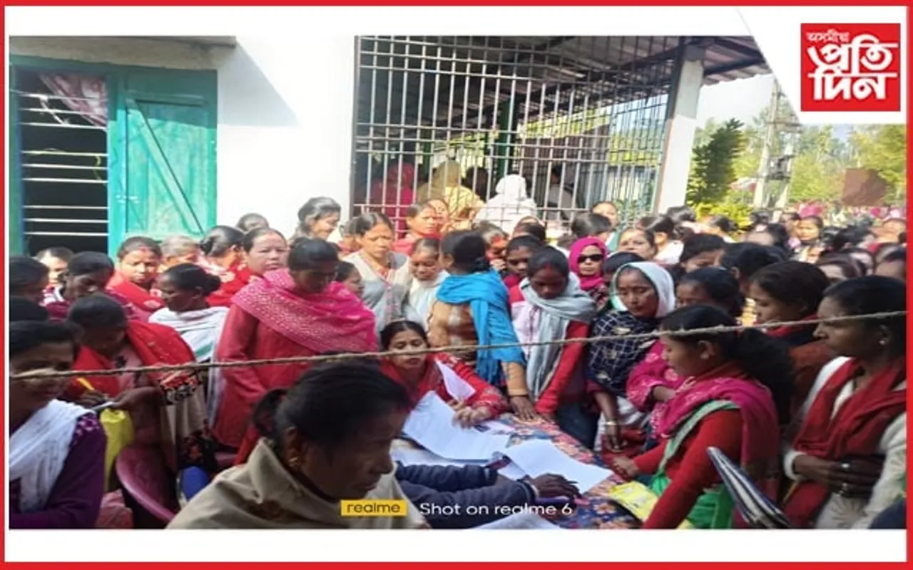 ল'বলৈ গৈছিল মুখ্যমন্ত্ৰী মহিলা উদ্যমিতা অভিযানৰ প-পত্ৰ! কোনোবা পৰিল ঢলি, কাৰোবাৰ ভাগিল হাত
