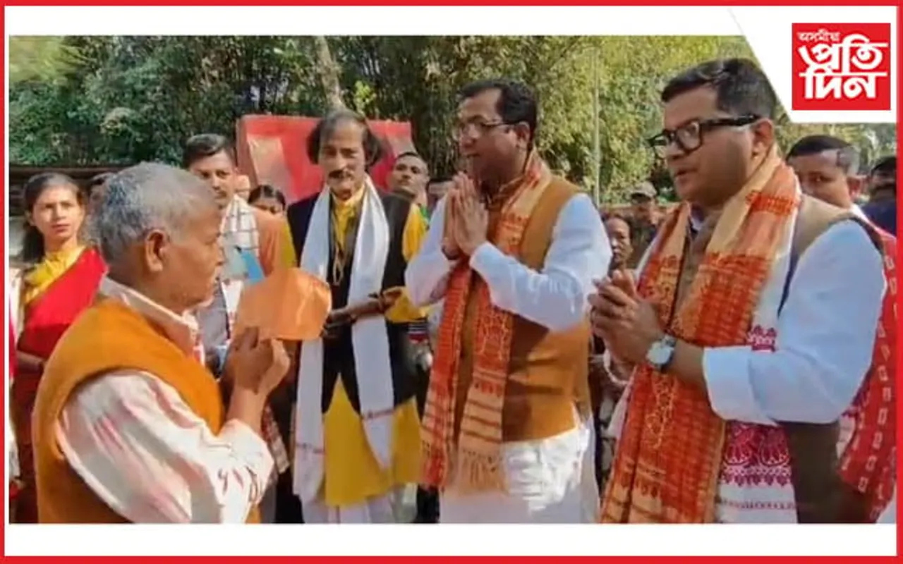 বটদ্ৰৱাৰ অগ্নিকাণ্ডত ক্ষতিগ্ৰস্ত ব্যৱসায়ীক ৰূপক শৰ্মাৰ সাহায্য বিতৰণ...