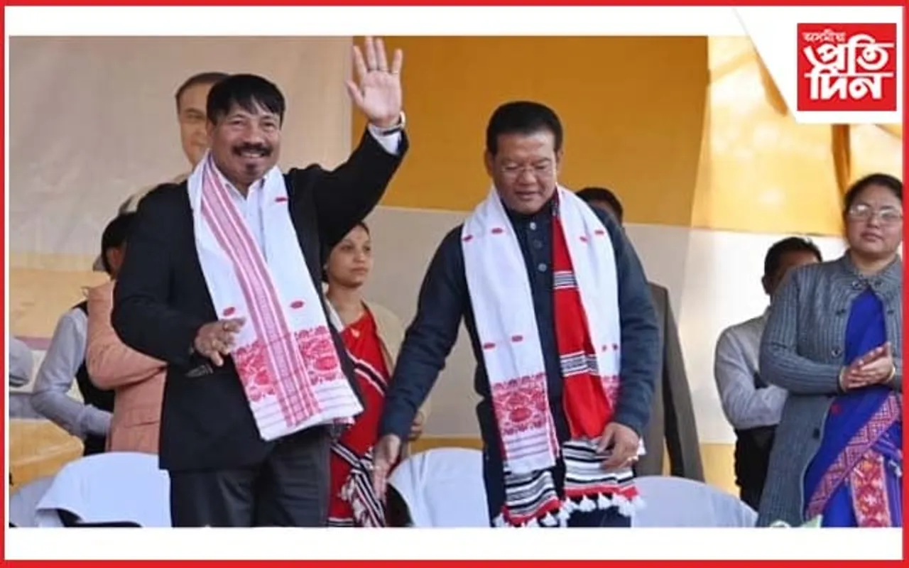 ঢকুৱাখনাত মন্ত্ৰী অতুল বৰাৰ খাদ্য সুৰক্ষা যোজনাৰ ৰেচন কাৰ্ড বিতৰণ