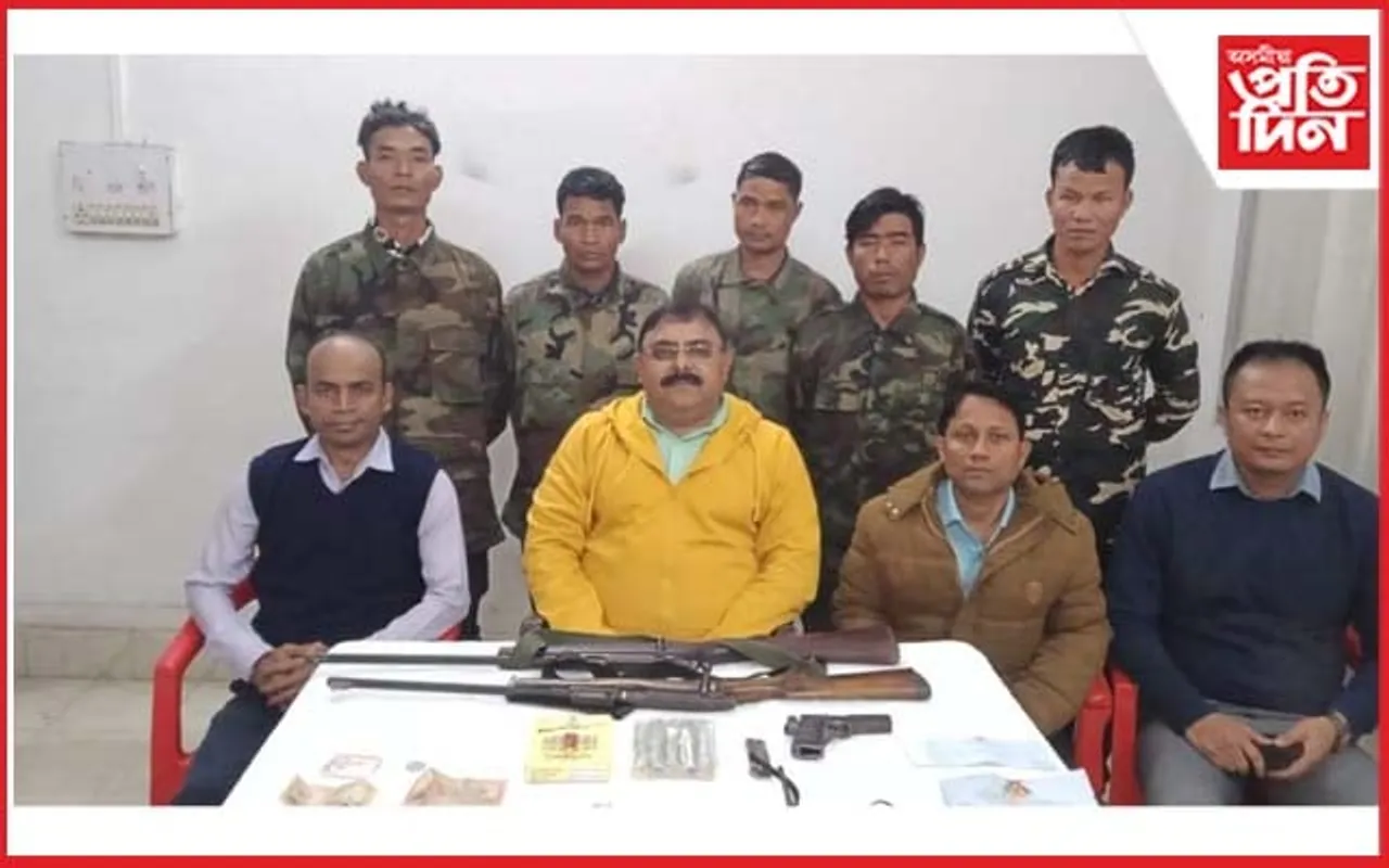 মাৰণাস্ত্রসহ ৫জন এন এল এফ টি কেডাৰৰ আত্মসমৰ্পণ