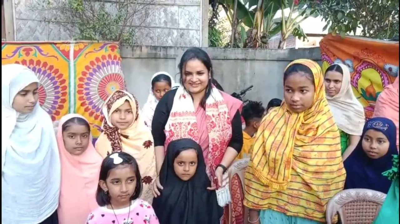 এগৰাকী এ চি এছ বিষয়াই নিজাববীয়া প্ৰচেষ্টাৰে বিলাইছে শিক্ষাৰ পোহৰ...

