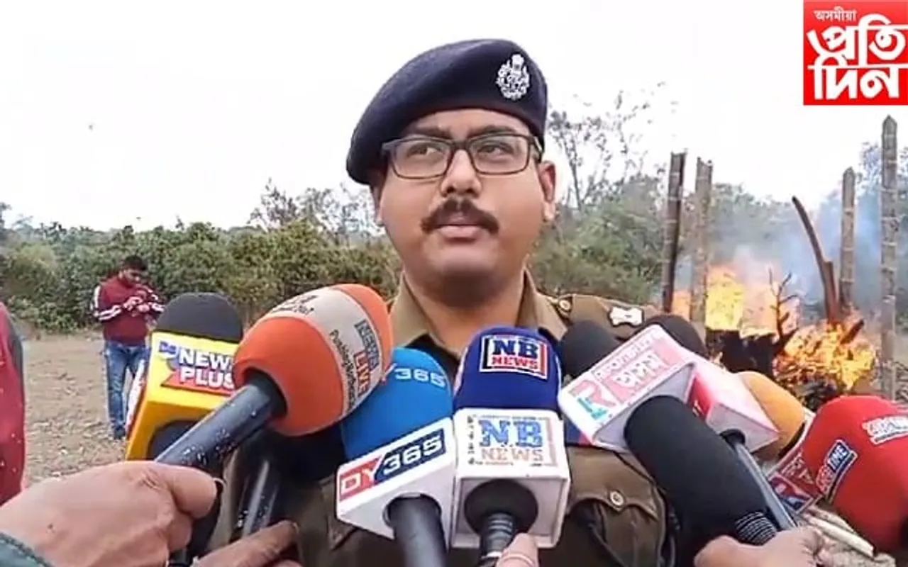 গোলাঘাটৰ আৰক্ষীয়ে দাহ কৰিলে প্ৰায় ৫৪ লক্ষাধিক টকাৰ নিচা জাতীয় সামগ্ৰী
