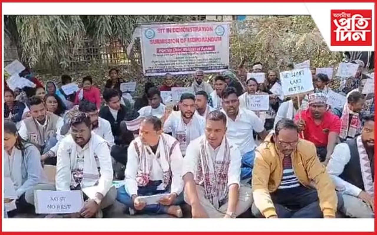 বিভিন্ন দাবীৰে কাৰ্বি আংলং জিলা আদিবাসী ছাত্ৰ সন্থাৰ ধৰ্ণা
