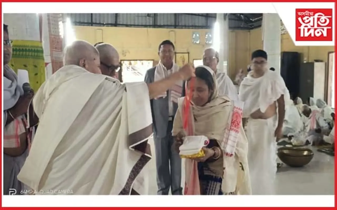 অনুভা দত্তক বৈকুণ্ঠী সত্ৰাধিকাৰ মহেশ চন্দ্ৰ দেৱ গোস্বামী স্মাৰক শৈক্ষিক বঁটা প্ৰদান