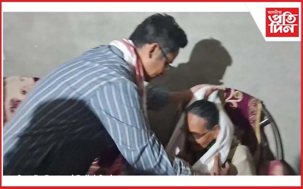 অখিল গগৈৰ মাতৃৰ চৰণ চুই আৰ্শীবাদ ল'লে গৌৰৱ গগৈয়ে 