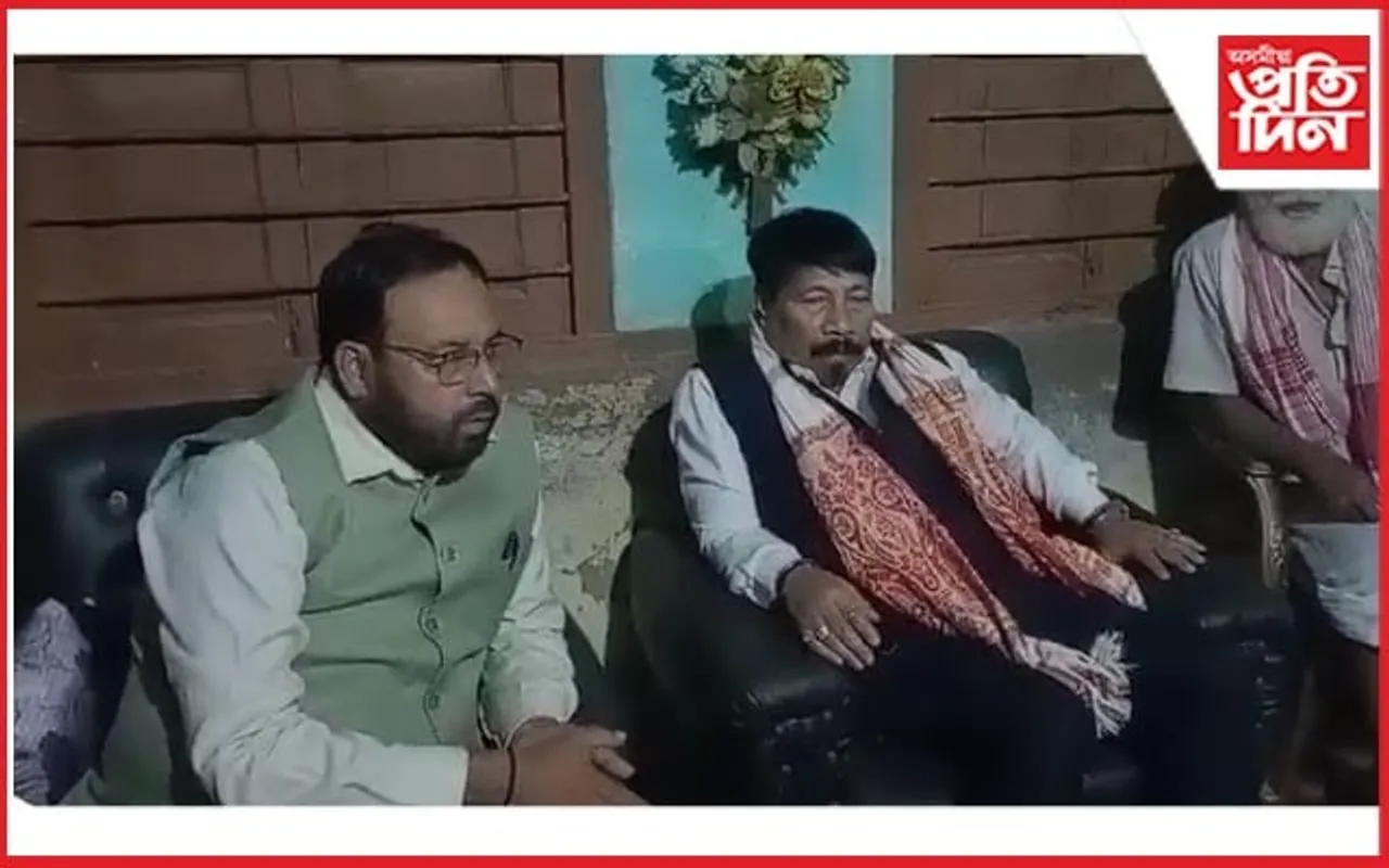 প্ৰয়াত সত্ৰাধিকাৰ দেবানন্দ দেৱগোস্বামীৰ বাসগৃহত মন্ত্ৰী কেশৱ মহন্ত আৰু অতুল বৰা 