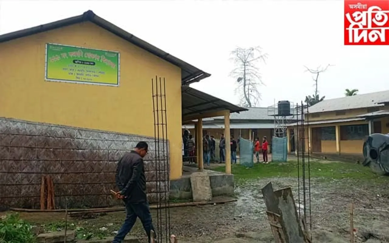  ৯৯৯ নং কদমনি মোক্তাব বিদ্যালয়ত নিশা দুৰ্বৃত্তৰ  উপদ্ৰৱ