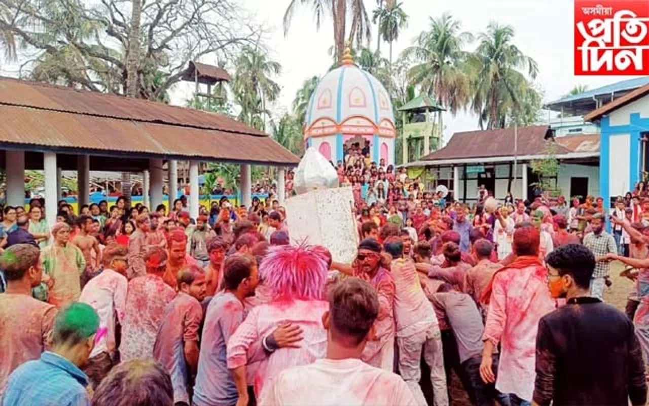 লোকে লোকাৰণ্য পৰিৱেশেৰে সামৰণি পৰিল শ্ৰীশ্ৰীকৃষ্ণৰ দৌল মহোৎসৱ