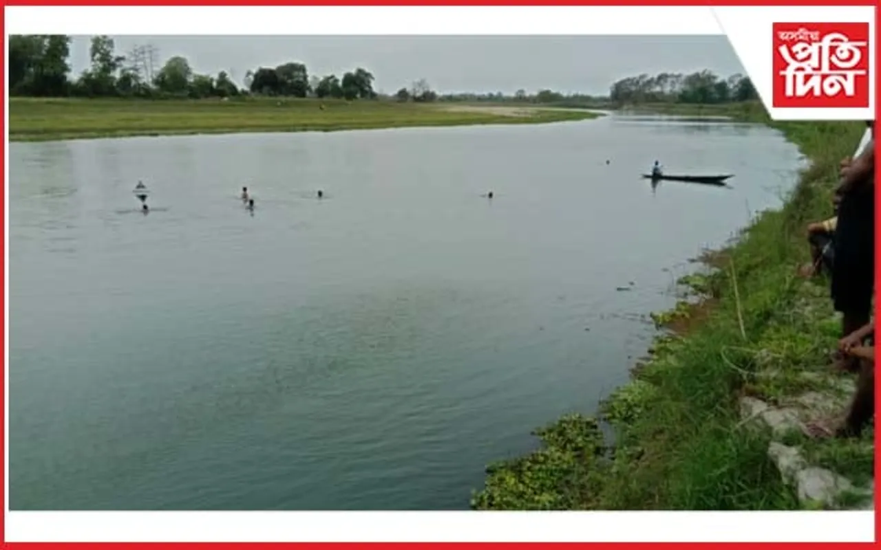 ফাকুৱাৰ আনন্দৰ মাজতে চেলা চাৰিকঢ়িয়া নদীত পৰি  সন্ধানহীন এজন