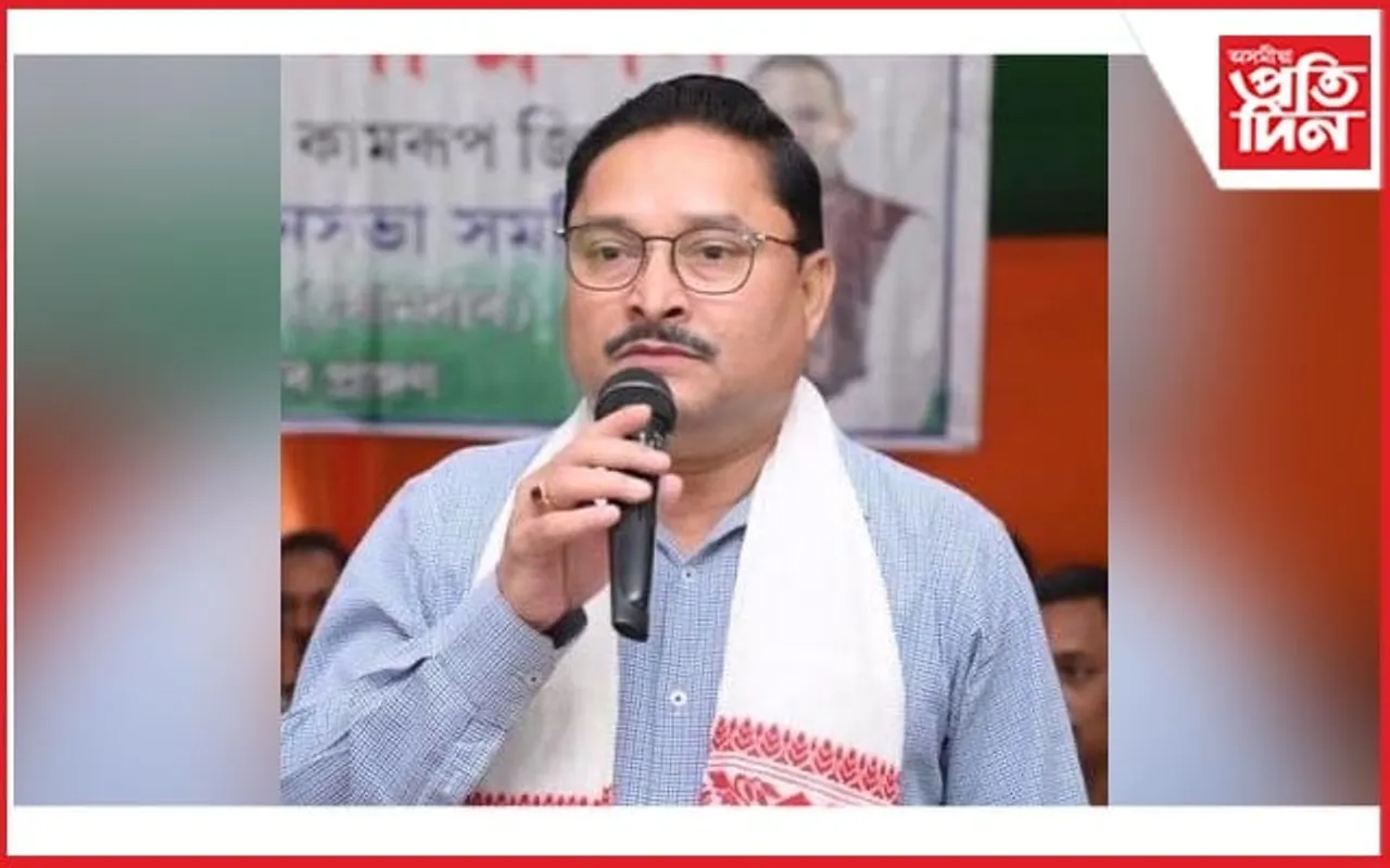 নিজ ৱাৰ্ডত দলীয় পতাকা উত্তোলন দিলীপ শইকীয়াৰ