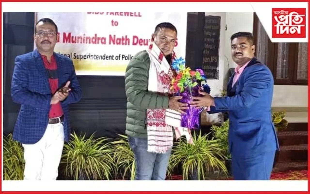 আৰক্ষী অধীক্ষক মুনিন্দ্ৰ দেউৰীক বিদায় সম্বৰ্ধনা লখিমপুৰ আৰক্ষীৰ