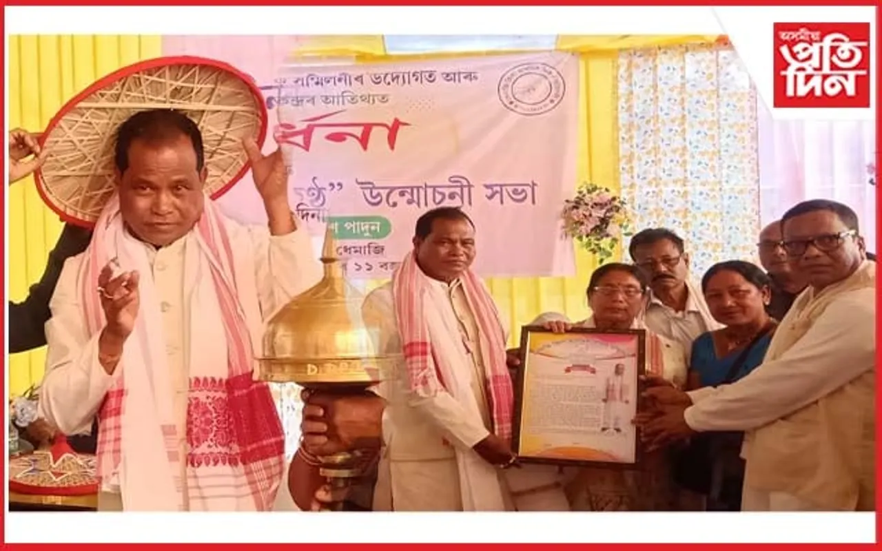 অৱসৰপ্ৰাপ্ত শিক্ষক উমেশ পাদুনক সম্বৰ্ধনা