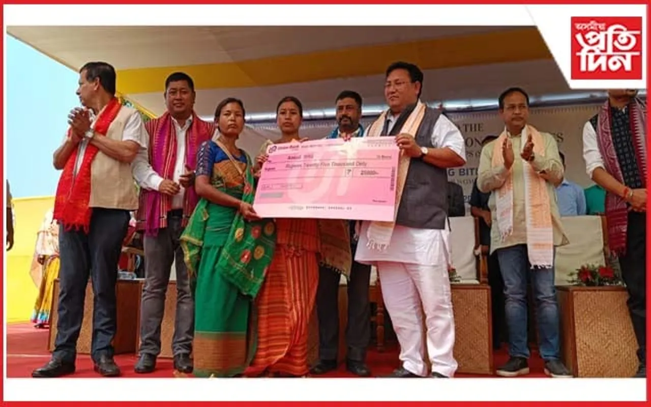 বালাজানত আত্মসহায়ক গোটক চেক প্ৰদান প্ৰমোদ বড়োৰ 