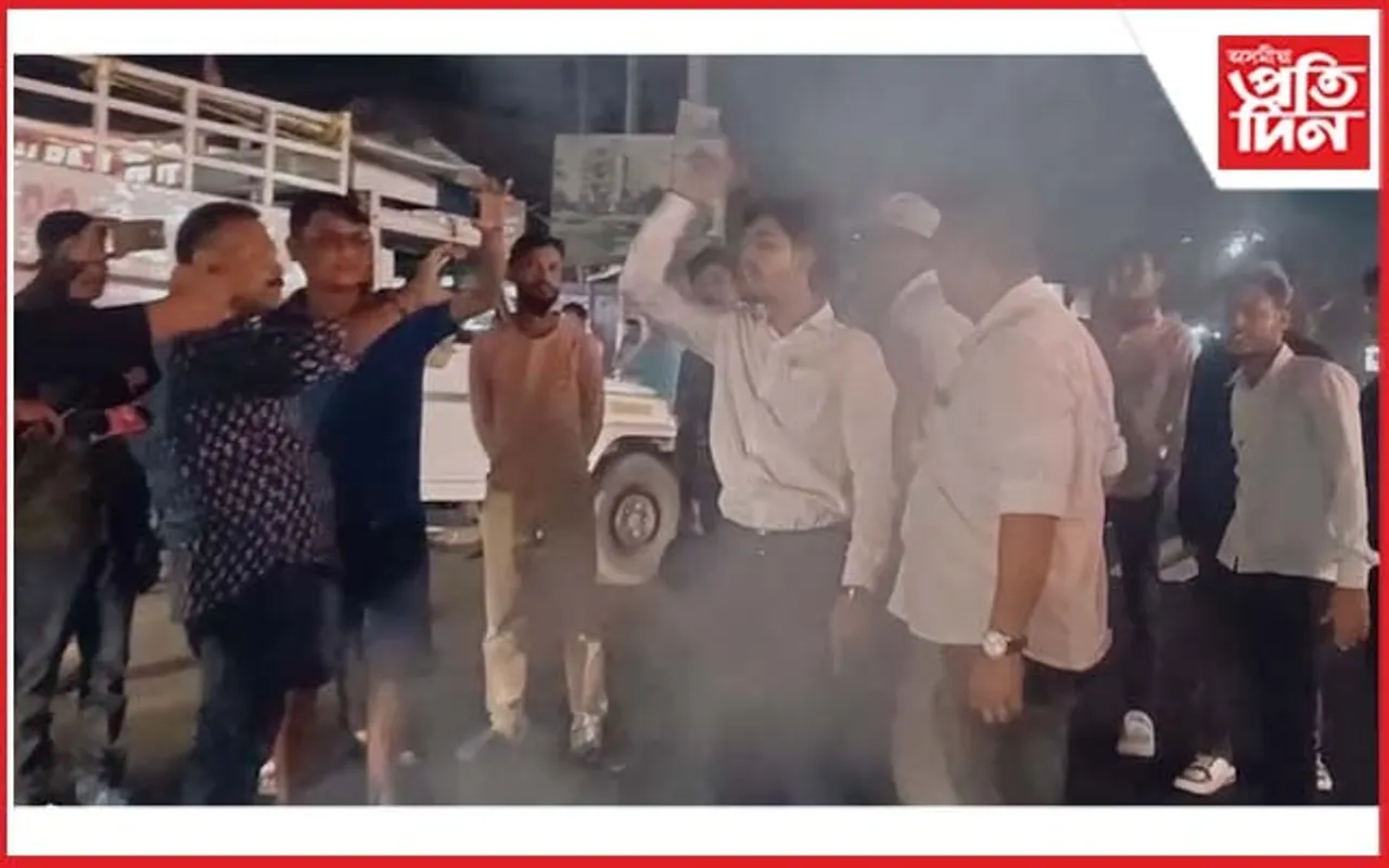 জখলাবন্ধাত প্ৰধানমন্ত্ৰীৰ পুত্তলিকা দাহৰে ৰাজপথ অৱৰোধ AJYCPৰ...