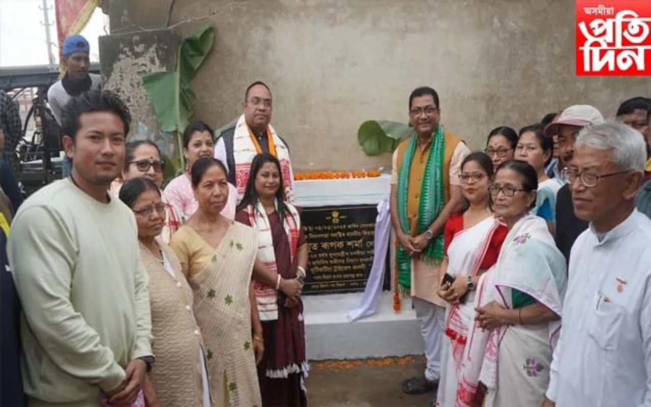 নগাঁৱত দুটা দিনত ৩৮টাকৈ পথ আৰু  নলাৰ আধাৰশিলা স্থাপন বিধায়ক ৰূপক শৰ্মাৰ 