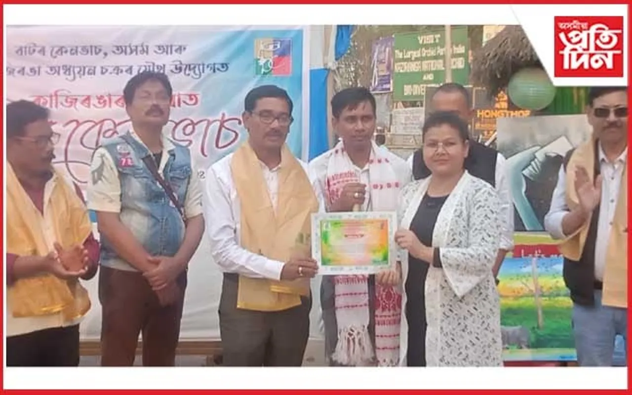 উকা কেনভাচত ৰং বুলাই চিত্ৰশিল্পীয়ে জীপাল কৰে কাজিৰঙাৰ পৰিৱেশ