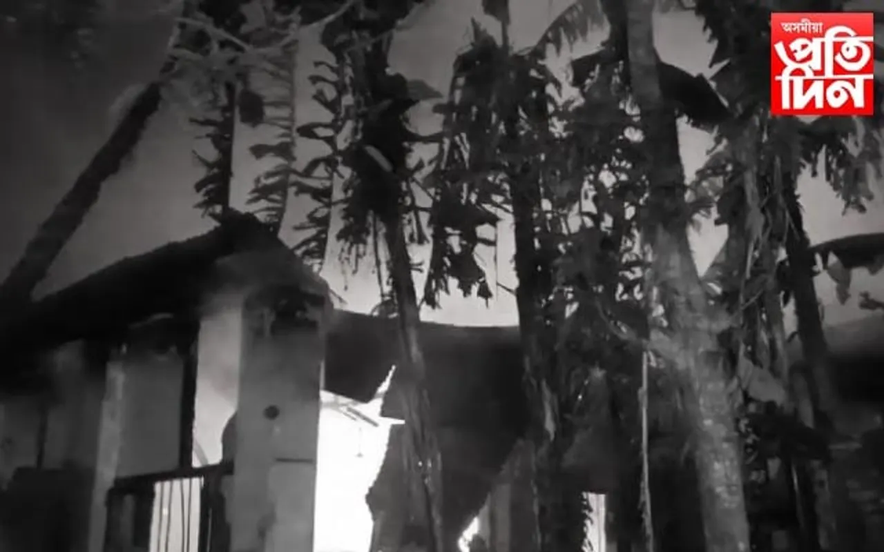 গোলাঘাটত ভয়ংকৰ অগ্নিকাণ্ডঃ এটা বাসগৃহ সম্পূৰ্ণৰূপে ভস্মীভূত