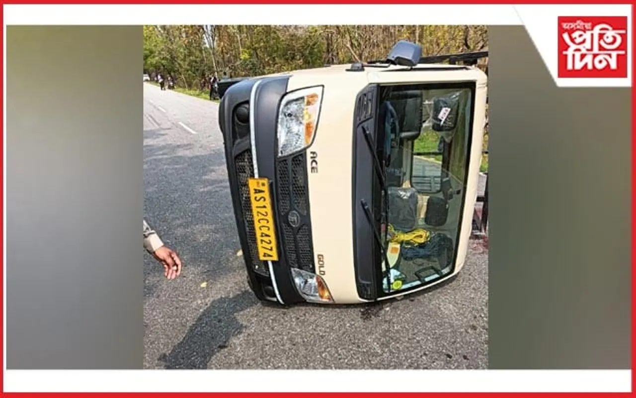 নিয়ন্ত্রন হেৰুৱাই বাগৰি পৰিল বৰযাত্ৰী কঢ়িওৱা বাহন