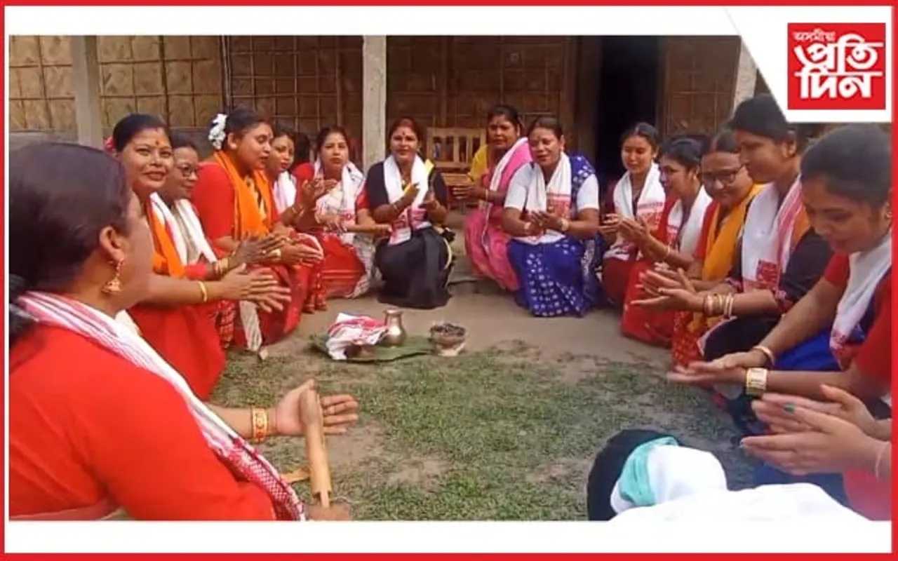 গৃহস্থক মুৰৰ চুলি চিগি আশীৰ্বাদ দিবলৈ অসমীয়াৰ চোতালত হুঁচৰি দল...