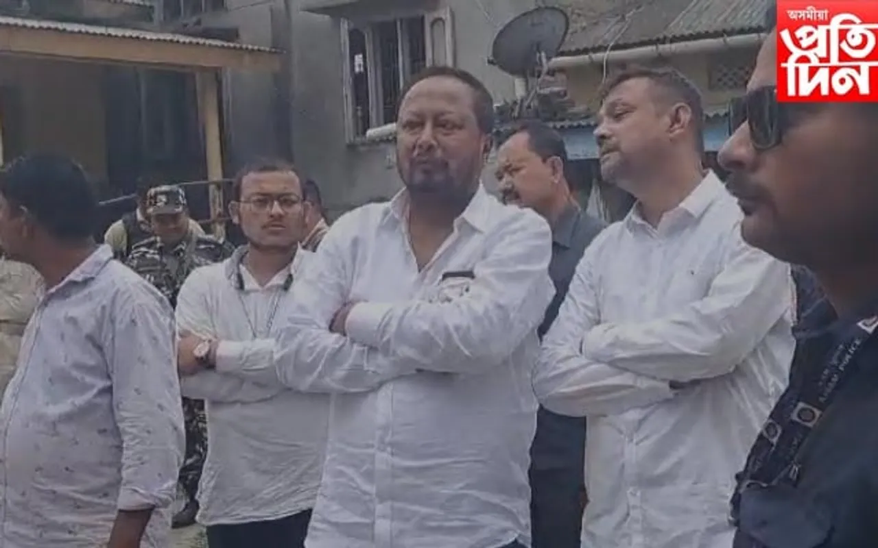 ন-দুৱাৰ সমষ্টিৰ বিধায়ক পদ্ম হাজৰিকাৰ ভোটগ্ৰহন কেন্দ্ৰ পৰিদৰ্শন
