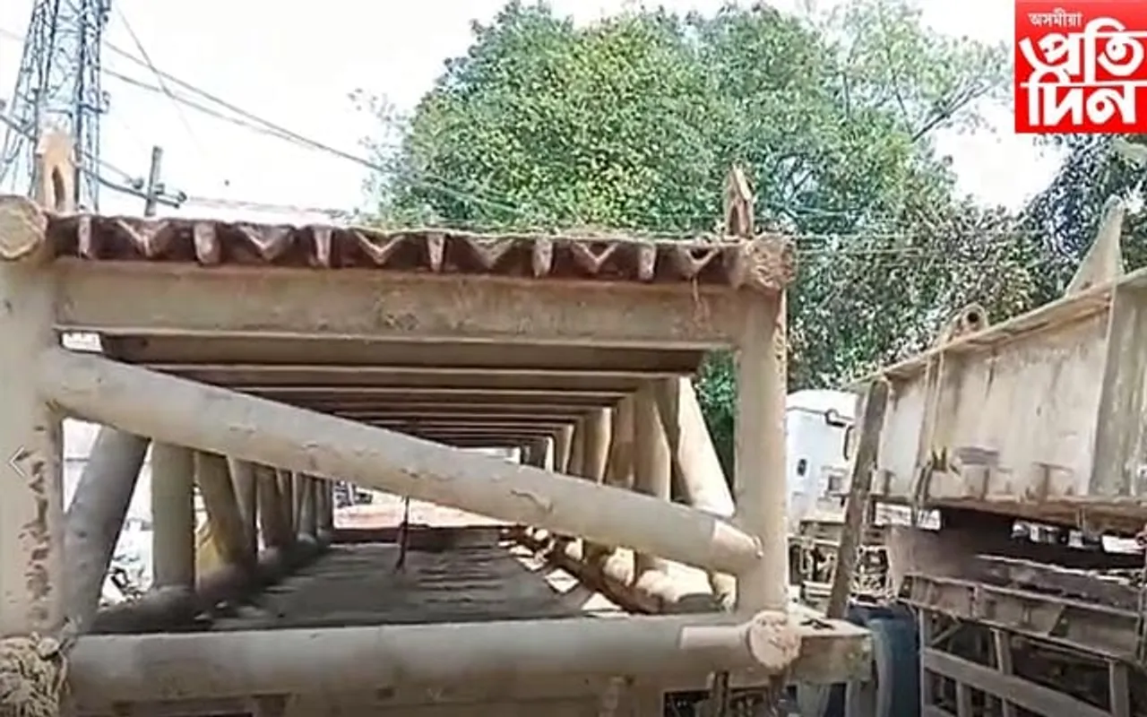 শিৱসাগৰত ট্ৰেলাৰৰ পৰা বাগৰি পৰিল বৃহৎ লোহা 