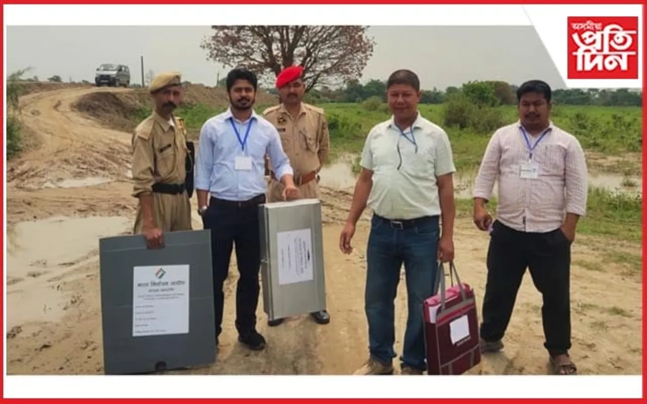 ঢকুৱাখনা সমষ্টিত ঘৰে ঘৰে নিৰ্বাচনী বিষয়াৰ ভোট গ্ৰহণ... 