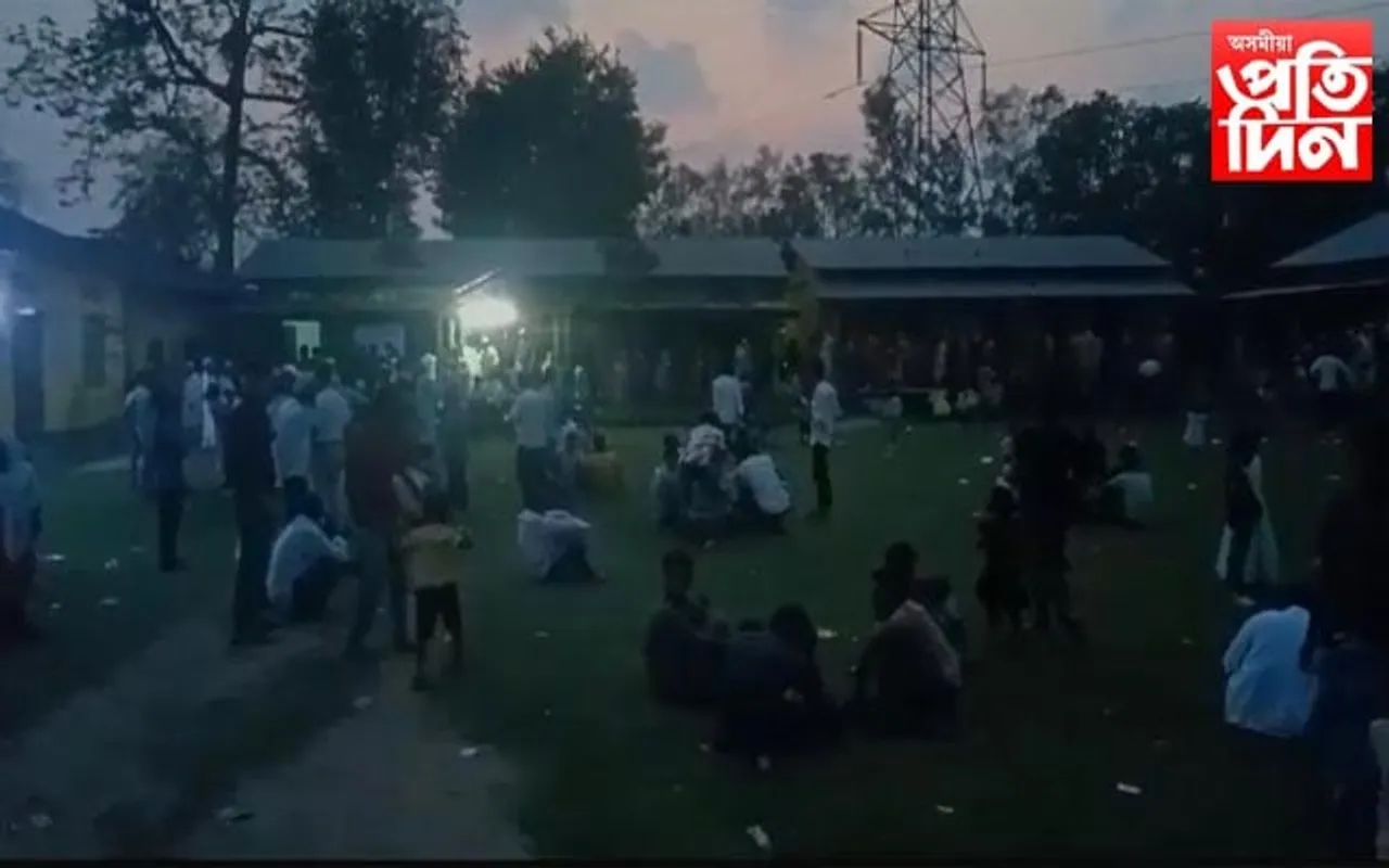 নগাঁৱত ভোটাৰৰ সহাঁৰিঃ সন্ধিয়া ৫বজাৰ পাছতো ভোটকেন্দ্ৰত প্ৰচণ্ড ভিৰ 