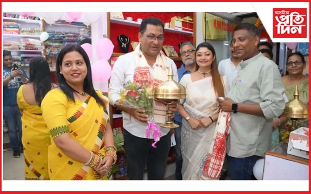 নগাঁওৰ নতুন বজাৰত "দেবাঞ্জনা  কালেকছন" নামৰ বিপণী মুকলি... 
