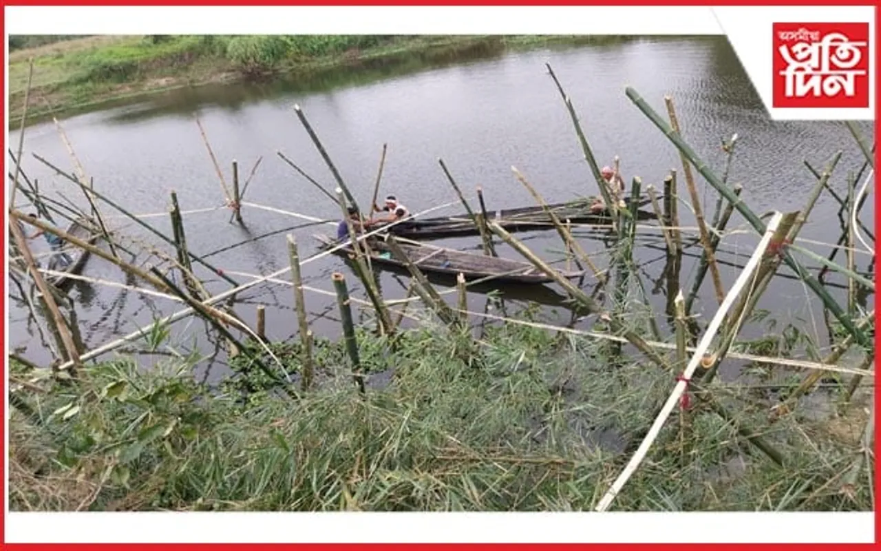 গৰাখহনীয়া!  ভয়াবহ বিপদৰ আশংকাত ত্ৰস্তমান আঠখন গাঁৱৰ ৰাইজ
