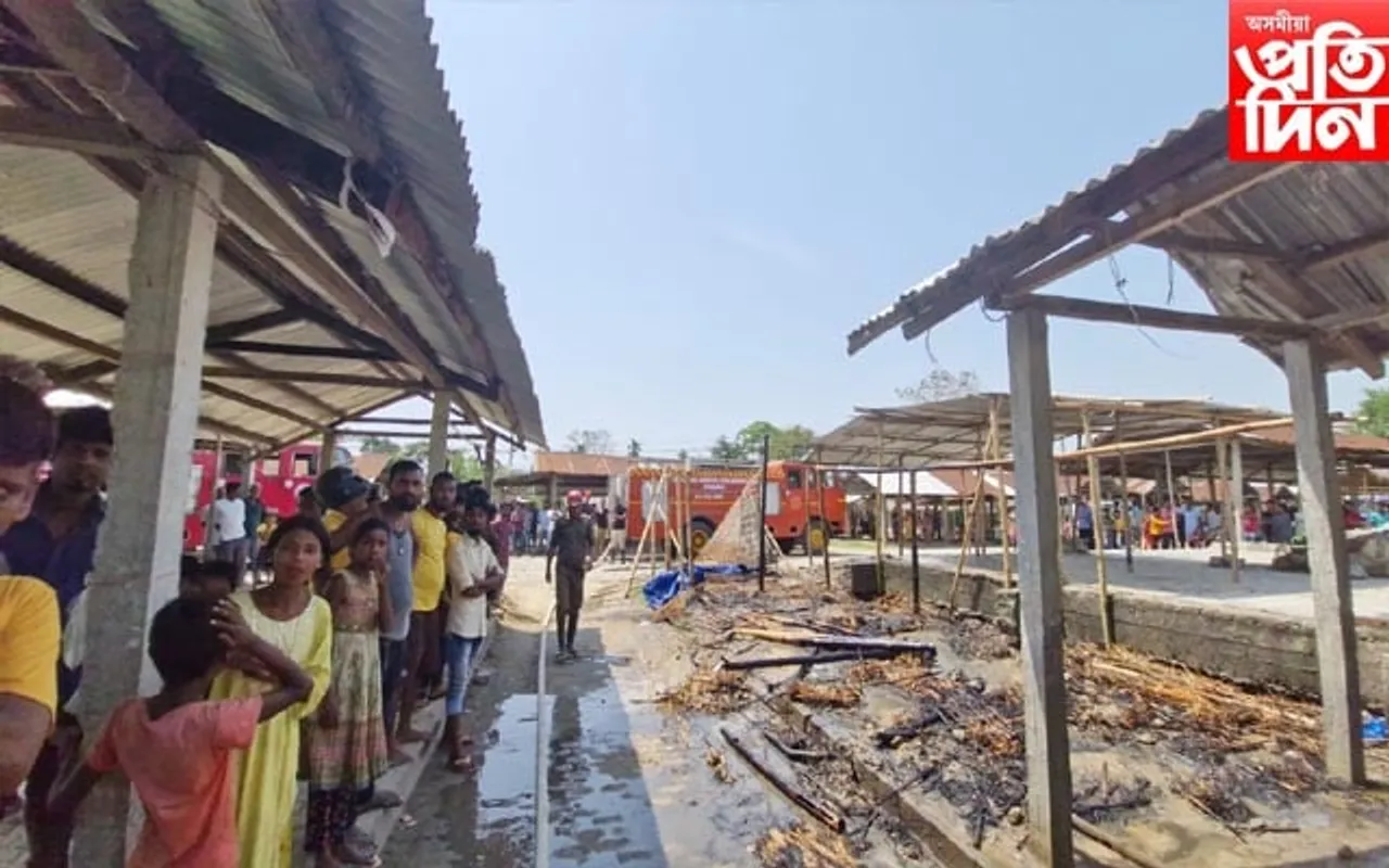 জামুগুৰিহাটত অগ্নিকাণ্ডঃ জুইত জাহ গ'ল কেইবাখনো ব্যাৱসায়িক প্ৰতিষ্ঠান